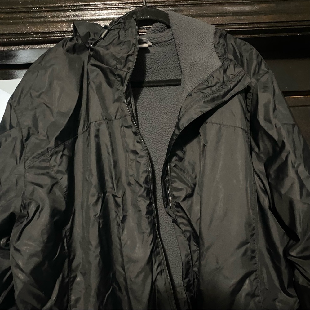 Columbia Black Windbreaker Jacket Lightweight and Stylish
